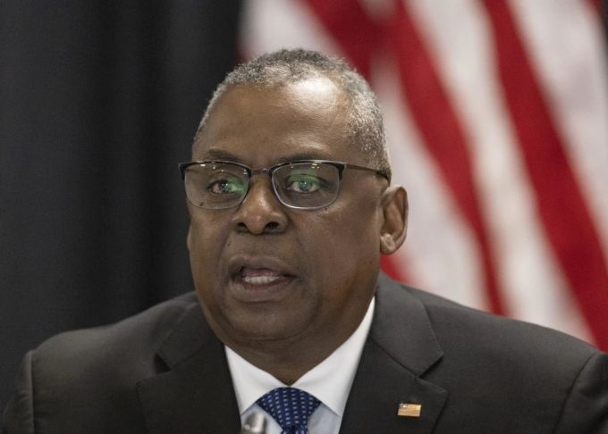 Lloyd Austin bei einer Pressekonferenz auf dem US-Militärstützpunkt in Ramstein. Lloyd Austin