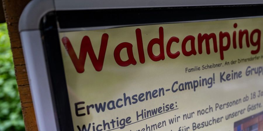 Ein Plakat informiert über das Konzept Erwachsenen-Camping am Eingang zum Waldcampingplatz Erzgebirge in Amtsberg.