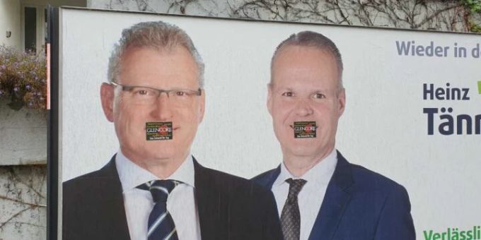 Die Gesichter der beiden Regierungsratskandidaten haben neu einen Glencore-Schnauz. svp zug