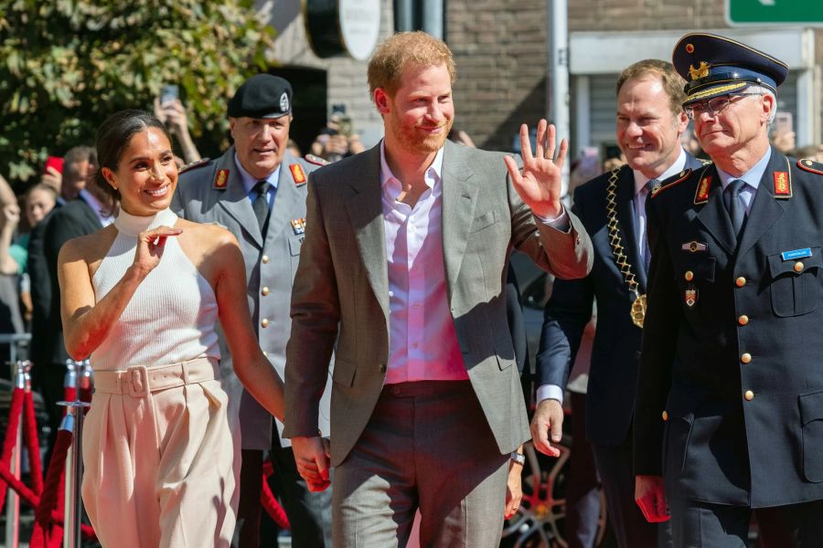 Der britische Prinz Harry (M) und seine Frau Meghan sind in Düsseldorf, um für die «Invictus Games» 2023 zu werben.