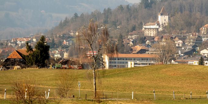 Das Schloss Worb und Worb vom Zug aus gesehen. Das Schloss Worb und Worb vom Zug aus gesehen.
