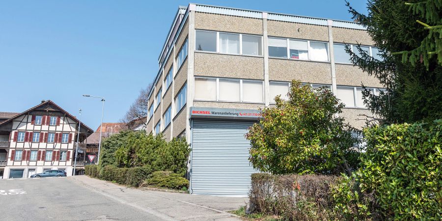 Das Gewerbehaus an der Gewerbegasse in Grosshöchstetten. Hinten die Bahnhofstrasse.