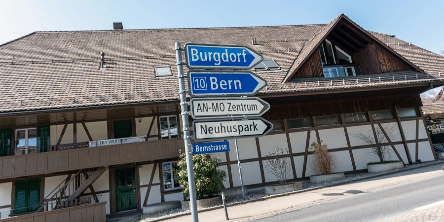 Ein Strassenwegweiser an der Bernstrasse in Grosshöchstetten.