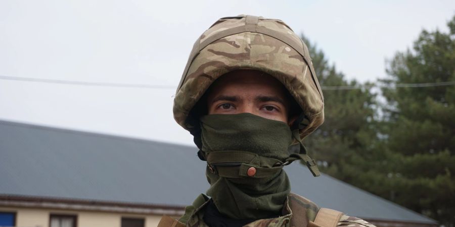 Der 25-jährige Ukrainer Serhii war bis vor wenigen Wochen noch Business-Analyst in der IT-Branche - bevor er sich kürzlich der Armee anschloss. Derzeit wird er auf einem Militärübungsplatz im Südosten Englands ausgebildet.