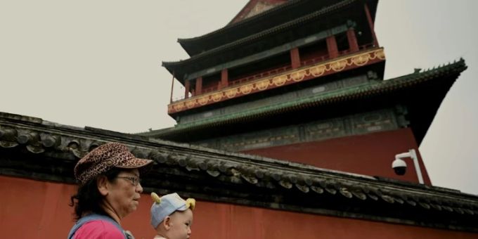 Ältere Frau mit Baby in China Ältere Frau mit Baby in China