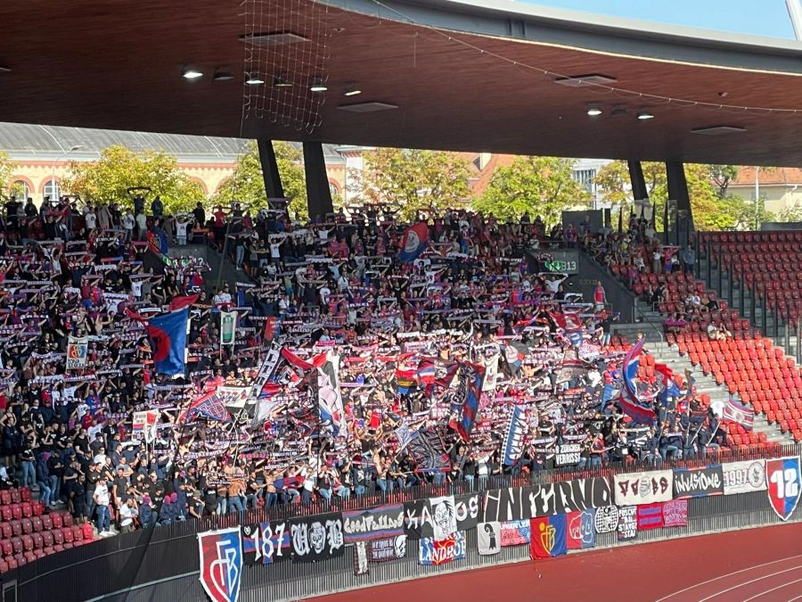 Aber auch die Gäste-Fans aus Basel peitschen ihr Team nach vorne.