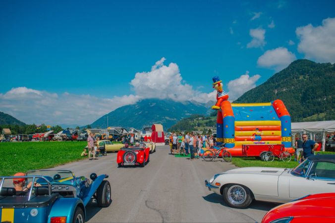 Sommerliches Traumwetter an diesem Sonntagnachmittag am British Car Meeting in Mollis