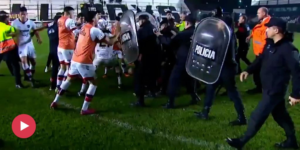 Jugadores atacan a árbitros en Argentina