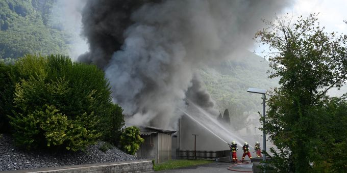 Feuerwehrleute löschen ein brennendes Haus in Schänis SG. Sankt Gallen