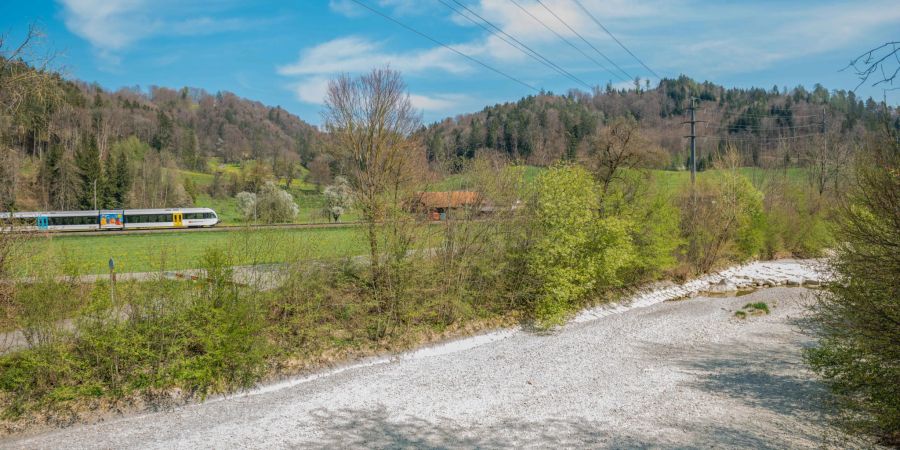 Landschaft an der Töss bei Wila, eine Gemeinde im Tösstal des Bezirks Pfäffikon.