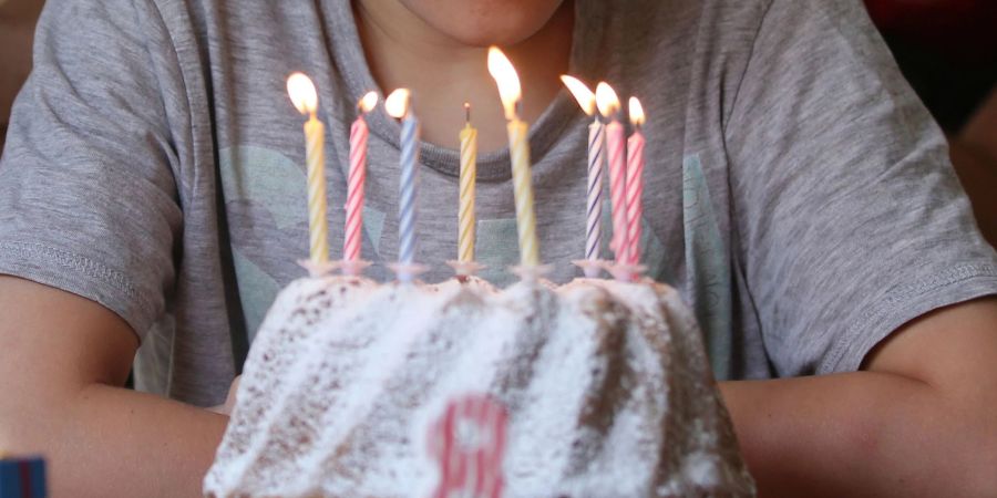 Pfffffffffft! Schön die Kerzen ausblasen. Ab dem vierten Geburtstag müssen dann auch die Eltern nicht mehr dabei sein.