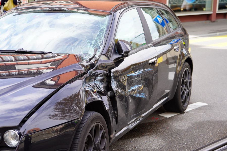 Der Lenker des Fahrzeugs wurde bei der Kollision leicht verletzt.