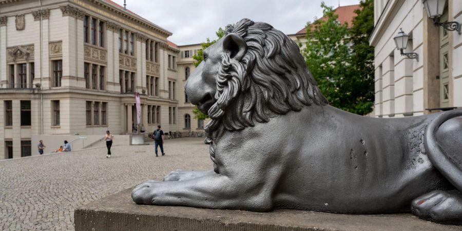 Die Martin-Luther-Universität in Halle hat eine frei zugängliche Aussprache-Datenbank mit über 130.000 Stichworteinträgen eröffnet.