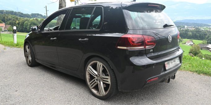Rüeterswil SG: Velo prallt in Autoheck. Rüeterswil SG