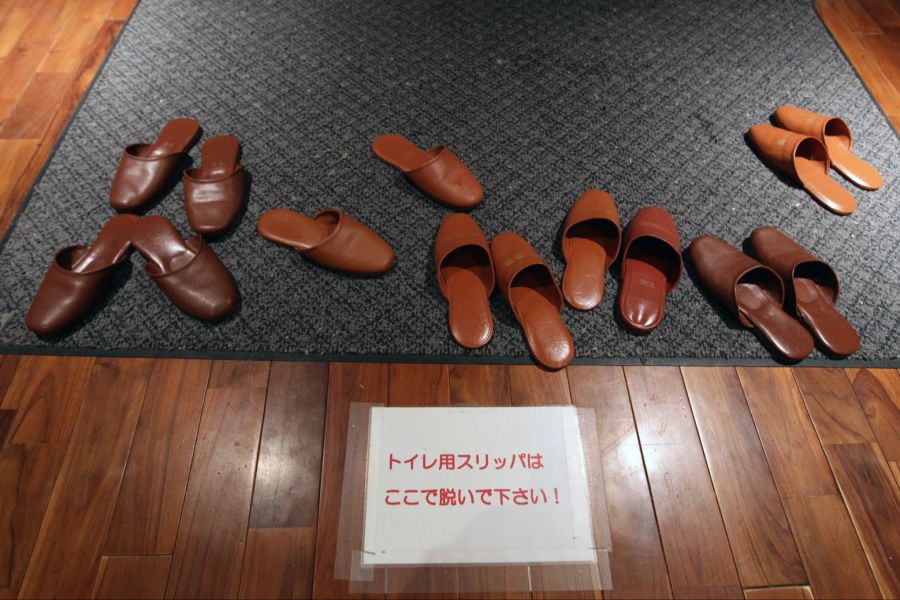 Japan Schriftzeichen Schuhe Toilette Teppich
