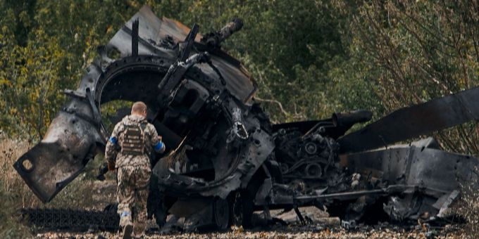 Ein russischer Panzer wurde bei einem Gefecht in einem gerade befreiten Gebiet in der Region Charkiw beschädigt. ukraine krieg