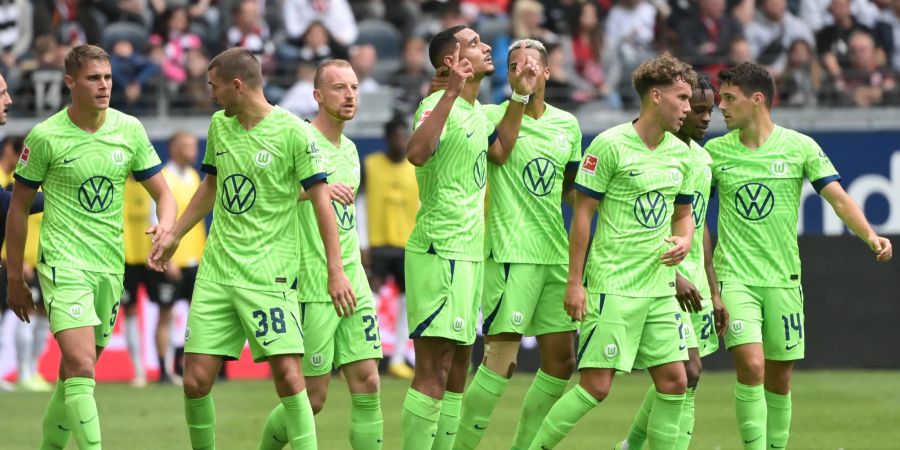 Die Wolfsburger Spieler feiern das 1:0 in Frankfurt.