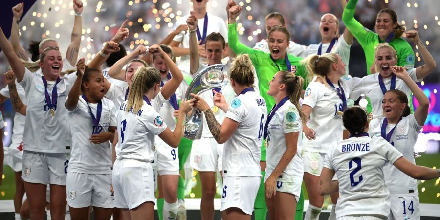 Englands Fussballerinnen feiern in London den EM-Titel.