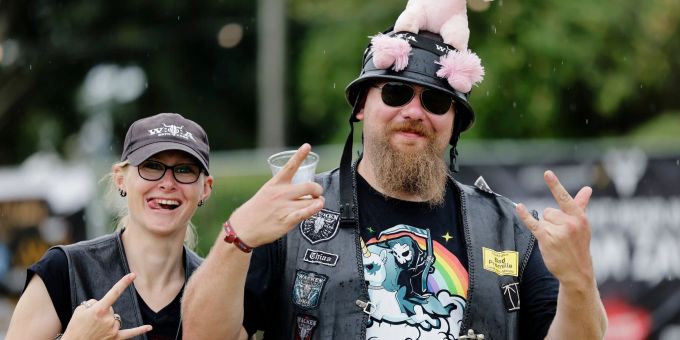 Magda (l) aus Lübeck und Matthias aus Teterow freuen sich auf das Wacken-Festival. Magda (l) aus Lübeck und Matthias aus Teterow freuen sich auf das Wacken-Festival.