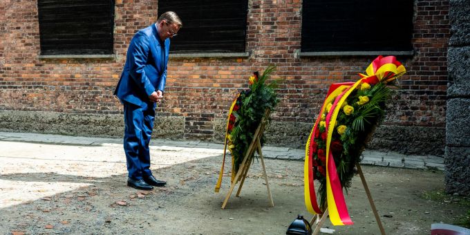 Bundesratspräsident Bodo Ramelow (Linke) legt in der Gedenkstätte Auschwitz-Birkenau einen Kranz nieder. Bundesratspräsident Bodo Ramelow (Linke) legt in der Gedenkstätte Auschwitz-Birkenau einen Kranz nieder.
