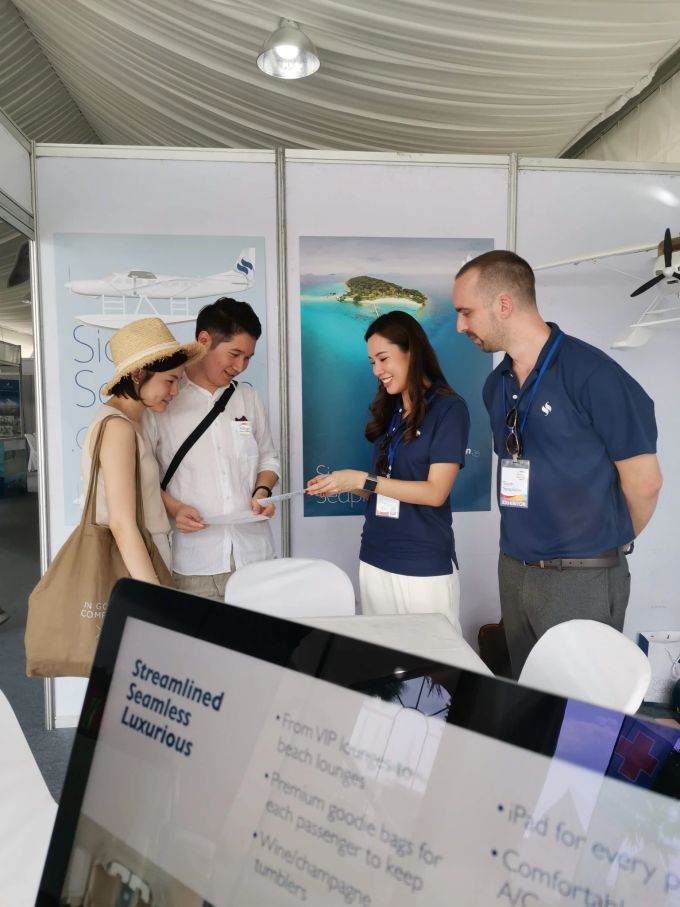 Bald können die Gäste kommen: Ab 2022 will das Unternehmen Siam Seaplane Touristen vom Festland auf die thailändischen Inseln bringen. Büro Computer Touristen Mitarbeiter Flugzeug