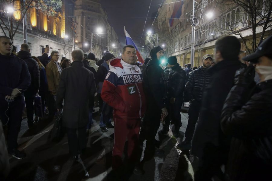 Ein Mann trägt bei der pro-russischen Demo zum Ukraine-Krieg am 4. März 2022 in Belgrad eine Jacke mit der Aufschrift «Russland» und dem pro-russischen «Z».