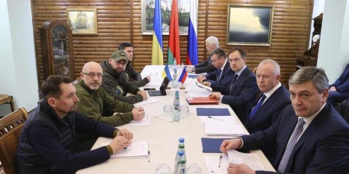 Das von der belarussischen Staatsagentur BelTA verbreitete Bild zeigt ukrainische und russische Vertreter, die an der dritten Gesprächsrunde in Brest, Belarus, teilnehmen. Foto: Uncredited/BelTA/AP/dpa Ukraine-Krieg