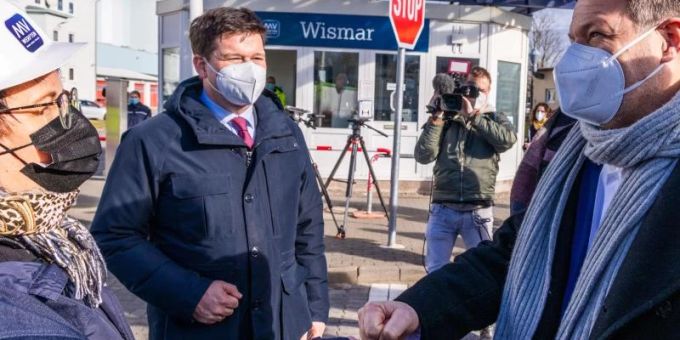 Bundeswirtschaftsminister bei seinem Besuch auf der insolventen MV-Werft. Der Standort soll Unterstützung vom Bund erhalten. Foto: Jens Büttner/dpa-Zentralbild/dpa Bundeswirtschaftsminister bei seinem Besuch auf der insolventen MV-Werft. Der Standort soll Unterstützung vom Bund erhalten. Foto: Jens Büttner/dpa-Zentralbild/dpa
