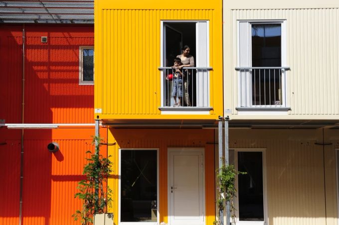 2010 wurden die provisorischen Asylunterkünfte im Leutschenbach in Zürich gebaut. In ihnen wohnten vorläufig aufgenommene Familien und Asylbewerbende. Asylunterkunft
