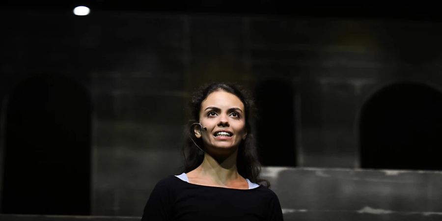 Hauptdarstellerin Katia Bischoff bei einer Probe für das Musical «Lady Bess» im St. Galler Theaterprovisorium Umbau.