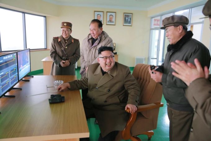 Kim Jong Un beobachtet zusammen mit Generälen einen militärischen Test. (Archivbild) Kim Jong Un