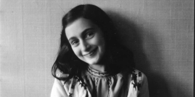 Ein Foto von Anne Frank, auf dem sie glücklich in die Kamera lächelt. anne frank