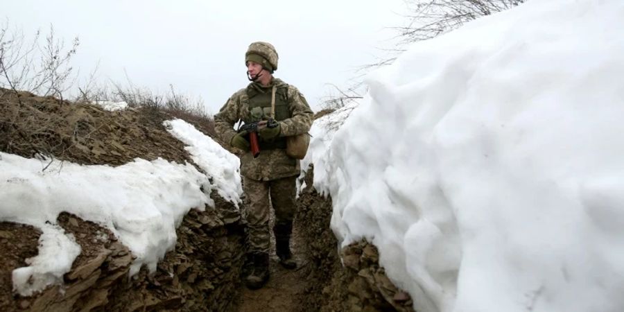 Ukrainischer Soldat an Grenze zu Russland