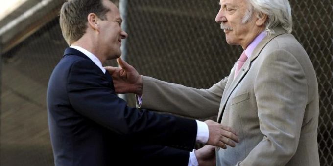Schauspieler Kiefer Sutherland mit seinem Vater Donald Sutherland in Hollywood. (Archivbild). Foto: epa Buck/epa/dpa Schauspieler Kiefer Sutherland mit seinem Vater Donald Sutherland in Hollywood. (Archivbild). Foto: epa Buck/epa/dpa