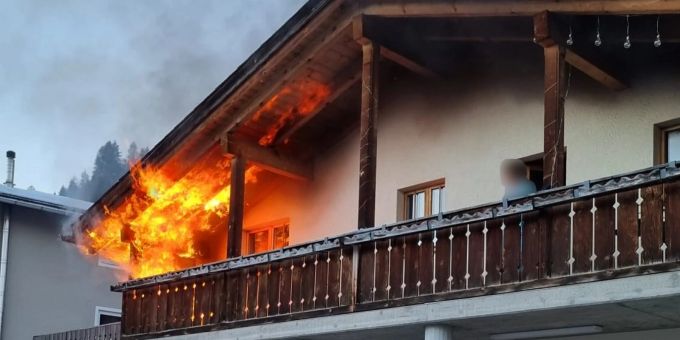 Anwohner konnten ein Ausbreiten des Feuers verhindern. Brand