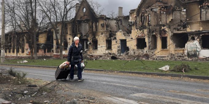 Eine Frau aus Mariupol verlässt ihr bombardiertes Zuhause. Ukraine Krieg