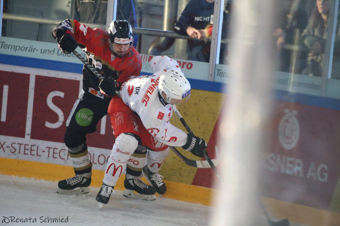 Nicola Christen (r.) sorgte für die Entscheidung. EHC Thun