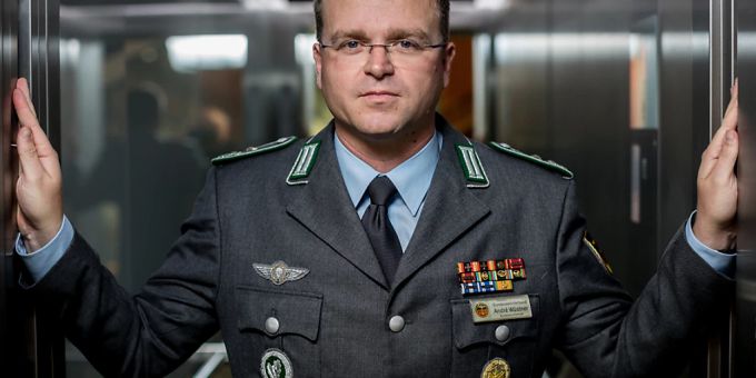 ARCHIV - André Wüstner, Vorsitzender des Deutschen Bundeswehrverbands, fordert eine sofortige Verbesserung der Ausrüstung der Truppen. Foto: Michael Kappeler/dpa ARCHIV - André Wüstner, Vorsitzender des Deutschen Bundeswehrverbands, fordert eine sofortige Verbesserung der Ausrüstung der Truppen. Foto: Michael Kappeler/dpa