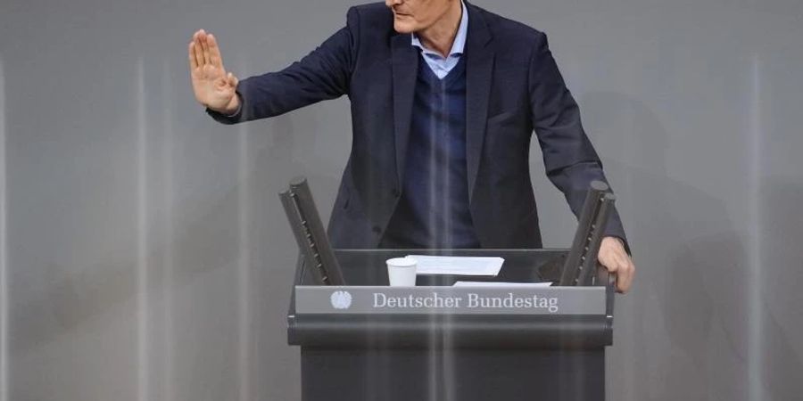 Gesundheitsminister Karl Lauterbach spricht bei der Orientierungsdebatte zu einer SARS-CoV-2-Impfpflicht im Bundestag. Foto: Kay Nietfeld/dpa