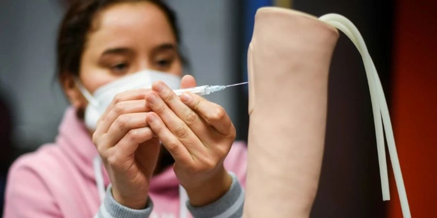 Eine Apothekenmitarbeiterin übt die Impfung
