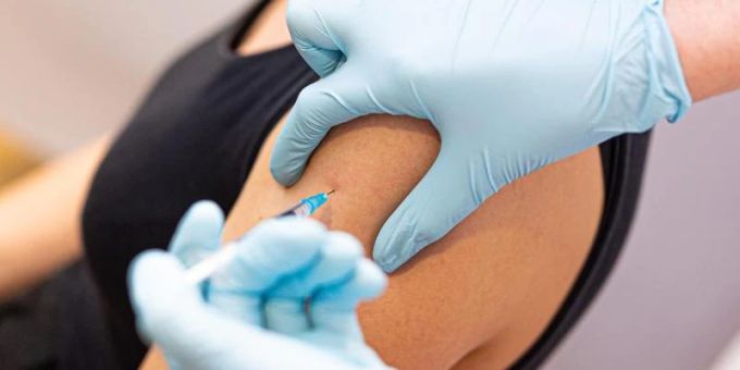 Eine Corona-Impfung kann nun in Deutschland auch in Apotheken verabreicht werden. Corona-Impfung