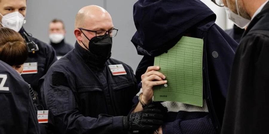 Einer der Angeklagten im Gerichtssaal in Dresden. Foto: Jens Schlueter/AFP Pool/dpa