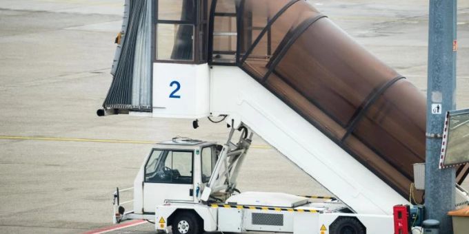 Wer auf dem Weg in oder aus einem Flugzeug auf einer Treppe stürzt, kann nach einem EuGH-Gutachten nicht automatisch auf Schmerzensgeld und andere Zahlungen hoffen. Foto: Daniel Karmann/dpa Wer auf dem Weg in oder aus einem Flugzeug auf einer Treppe stürzt, kann nach einem EuGH-Gutachten nicht automatisch auf Schmerzensgeld und andere Zahlungen hoffen. Foto: Daniel Karmann/dpa