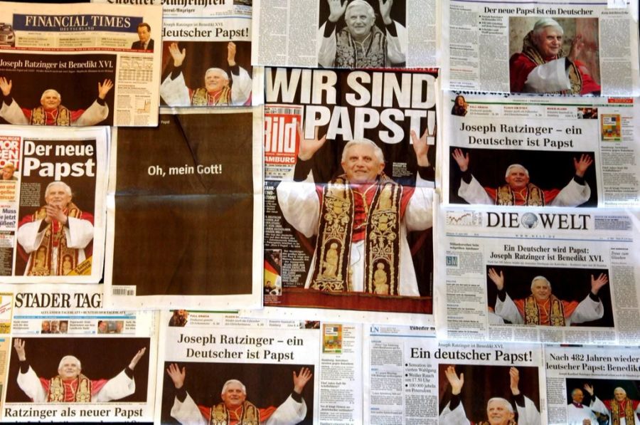 Der emeritierte Papst beschädigt das Image der Kirche weiter, heisst es.