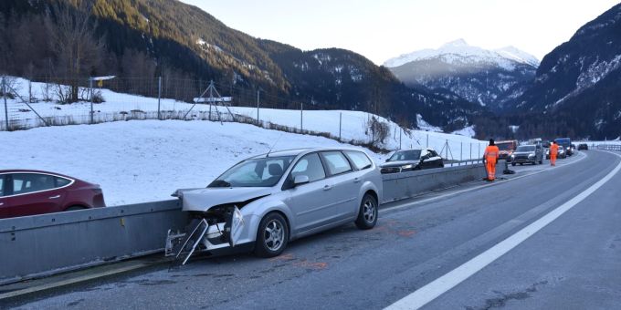 Endlage des Unfallfahrzeuges auf der Südpur der N13. Unfall