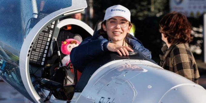 Zara Rutherford ist nach ihrer Weltumrundung sicher in Belgien gelandet. Foto: Kurt Desplenter/BELGA/dpa