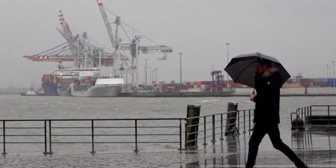 Das Sturmtief «Ylenia» hatte die Hafenstadt Hamburg fest im Griff. Ylenia