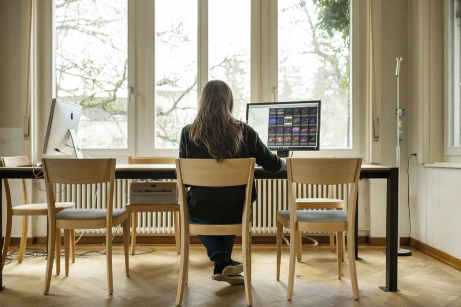 Eine Frau arbeitet an ihrem Arbeitsplatz im Homeoffice, fotografiert am 22. Januar 2021 in Aarau.