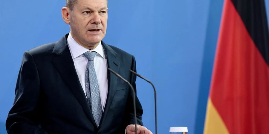 Deutschlands Bundeskanzler Olaf Scholz spricht während einer Pressekonferenz neben NATO-Generalsekretär Stoltenberg nach ihren Gesprächen im Kanzleramt. Nach der britischen Entscheidung für Waffenlieferungen an die Ukraine hat Scholz am Dienstag bestätigt, dass Deutschland diesen Schritt ablehnt. Foto: Hannibal Hanschke/Reuters/Pool/dpa