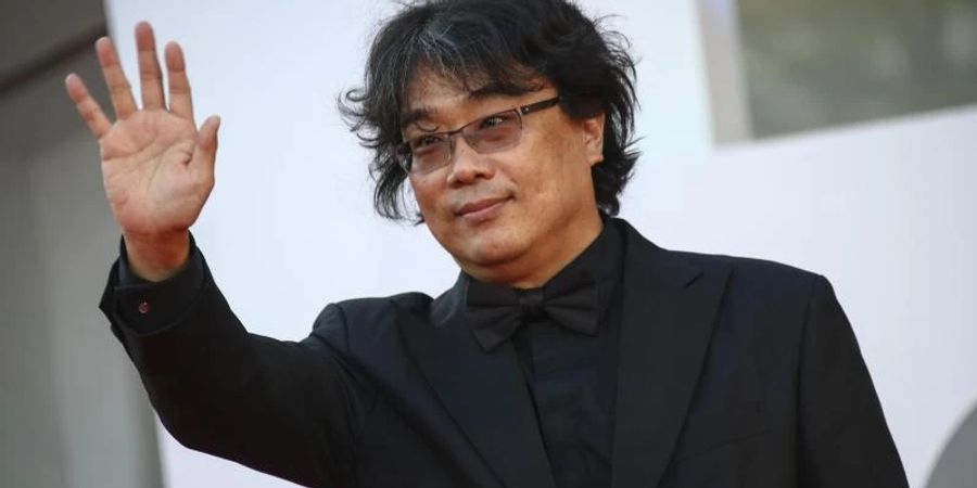 Regisseur Bong Joon Ho winkt bei der Ankunft zur Abschlusszeremonie der 78. Ausgabe der Filmfestspiele von Venedig. Foto: Joel C Ryan/Invision/AP/dpa